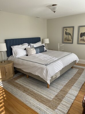 4 bedrooms, iron/ironing board, travel crib, free WiFi - Downtown Harbor Springs Haven—Walk to Beach, Shops & Restaurants (Harbor Springs)