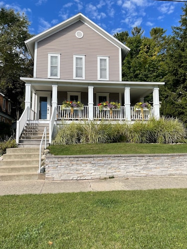 Downtown Harbor Springs Haven—Walk to Beach, Shops & Restaurants