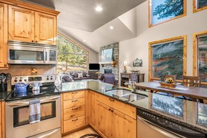 Townhome, 3 Bedrooms | Private kitchen