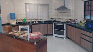 冰箱、微波炉、烤箱、炉灶