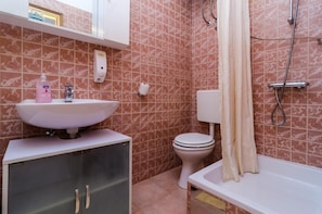 Studio (Apartment Italia - Studio Apartment w) | Kylpyhuone | Suihku, hiustenkuivaaja, pyyhkeet