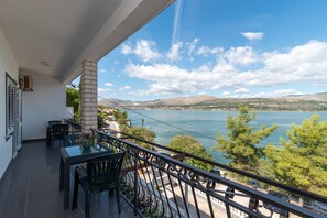 Property grounds - DENIS, beachfront, 4-bedroom apartment in MASTRINKA (Mastrinka)