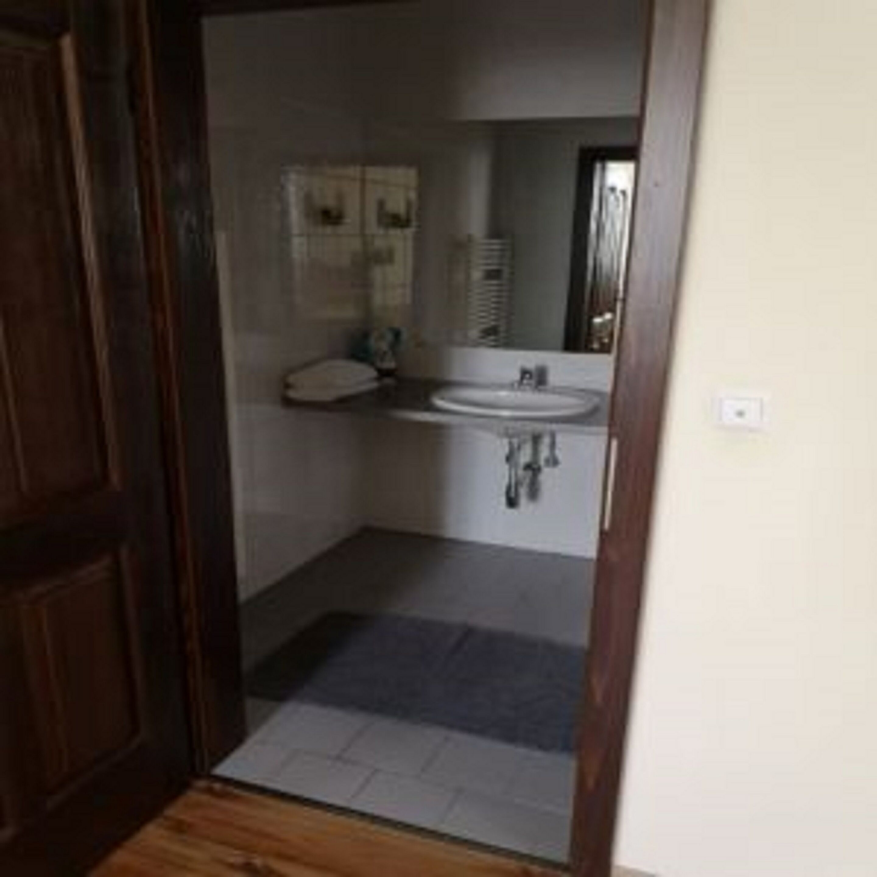Un baño pequeño con inodoro, lavabo y espejo.