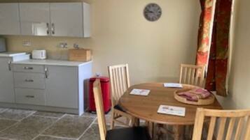 Cottage | Private kitchen | Fridge, microwave, oven, stovetop