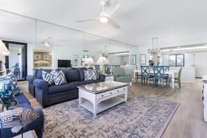 TV, books - Loggerhead Cay 532, 2 Bed, 2 Bath, Dog-Friendly, Beach Equipment provided (Sanibel)