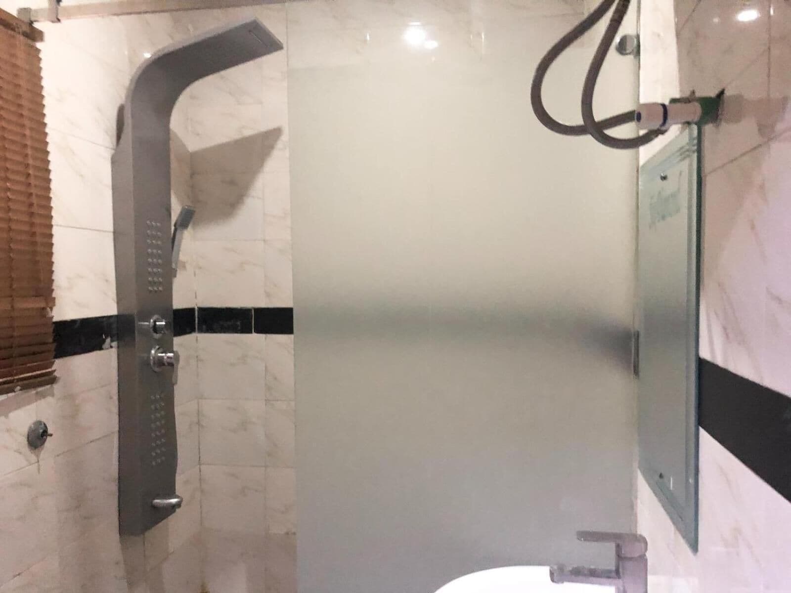 Shower, rainfall showerhead, free toiletries, towels