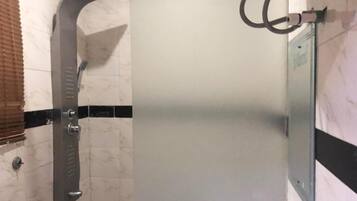 Shower, rainfall showerhead, free toiletries, towels