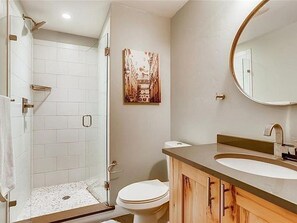 Shower, hair dryer, towels, soap - Steps from Main St, quiet 2-bdrm condo w/views, fireplace, hot tub, steam shower (Frisco)