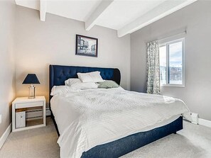 2 bedrooms, travel cot, free WiFi, bed sheets