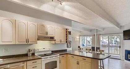 Steps from Main St, quiet 2-bdrm condo w/views, fireplace, hot tub, steam shower