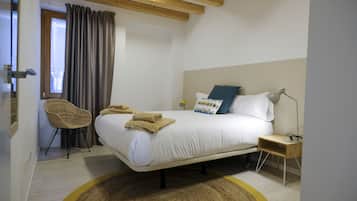 Deluxe appartement, 2 slaapkamers | Een minibar, een bureau, een laptopwerkplek, verduisterende gordijnen