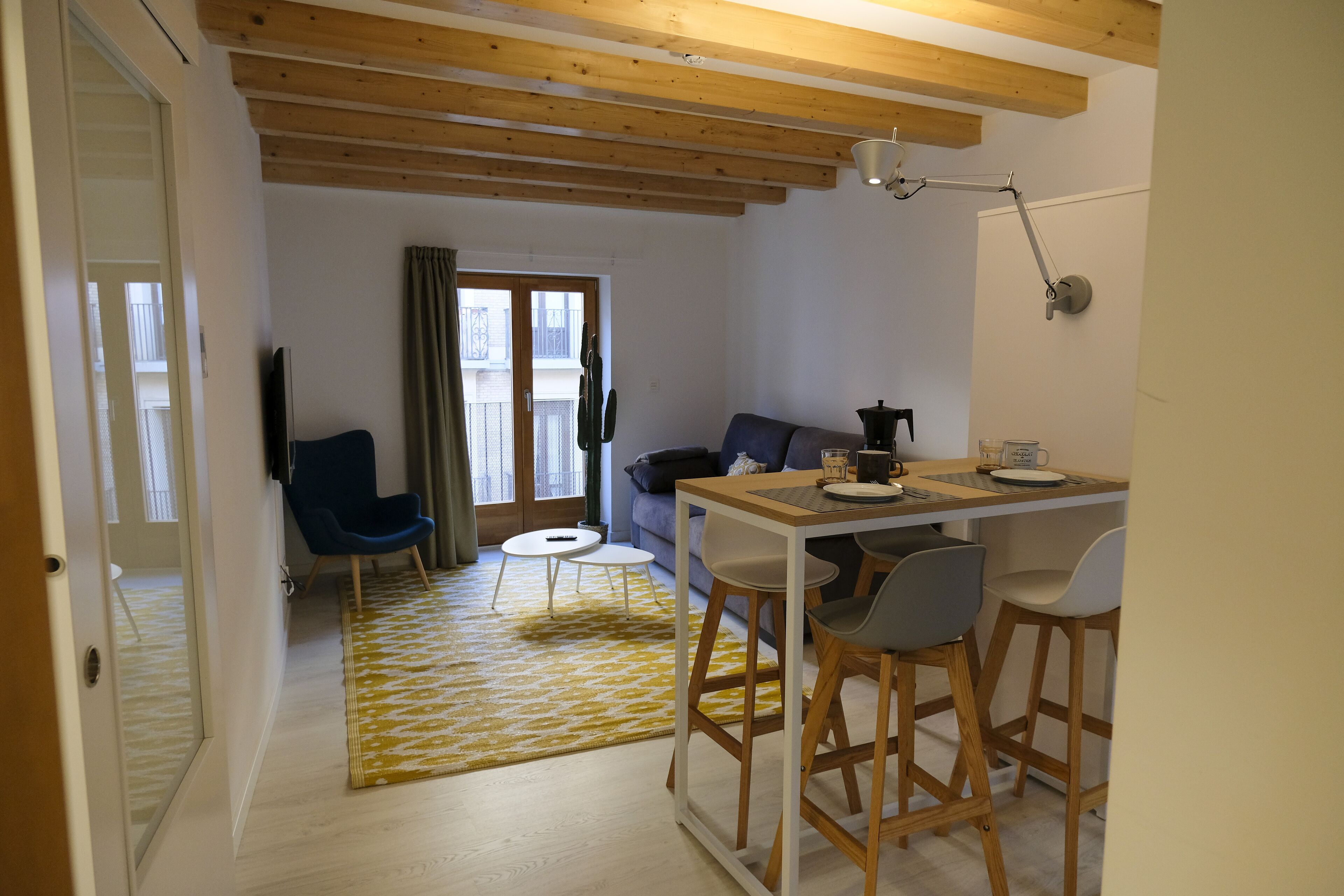 Standaard appartement, 1 slaapkamer | Woonruimte | Een 43-inch flatscreentelevisie met digitale zenders en een televisie