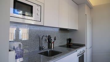 Full-size fridge, microwave, oven, stovetop