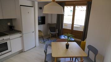 Deluxe appartement, 2 slaapkamers, balkon | Woonruimte | Een 43-inch flatscreentelevisie met digitale zenders en televisie