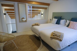 Minibar, escritorio y espacio para trabajar con laptop 