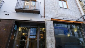 A building with a numbered address, a balcony, and a sign indicating it is a tourist accommodation. - Silken Casa Platerias Siglo XV (Zaragoza)
