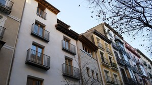 A multi-story building with balconies and windows. - Silken Casa Platerias Siglo XV (Zaragoza)