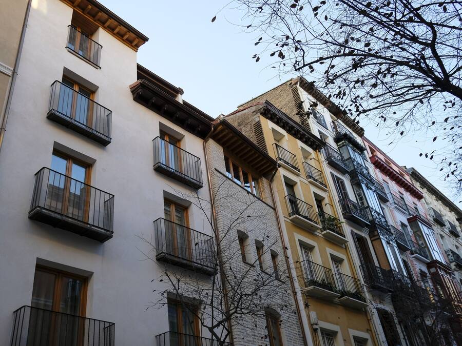 Un edificio de varios pisos con balcones y ventanas.