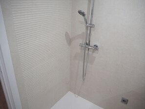 Dusche, Bidet, HandtĂŒcher, Toilettenpapier