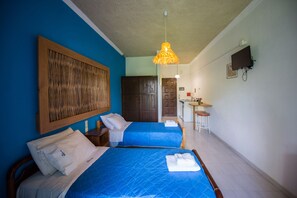 Tabla de planchar con plancha, wifi gratis y ropa de cama 
