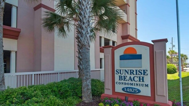 Schild für das Sunrise Beach Condominium mit der Nummer 14825.