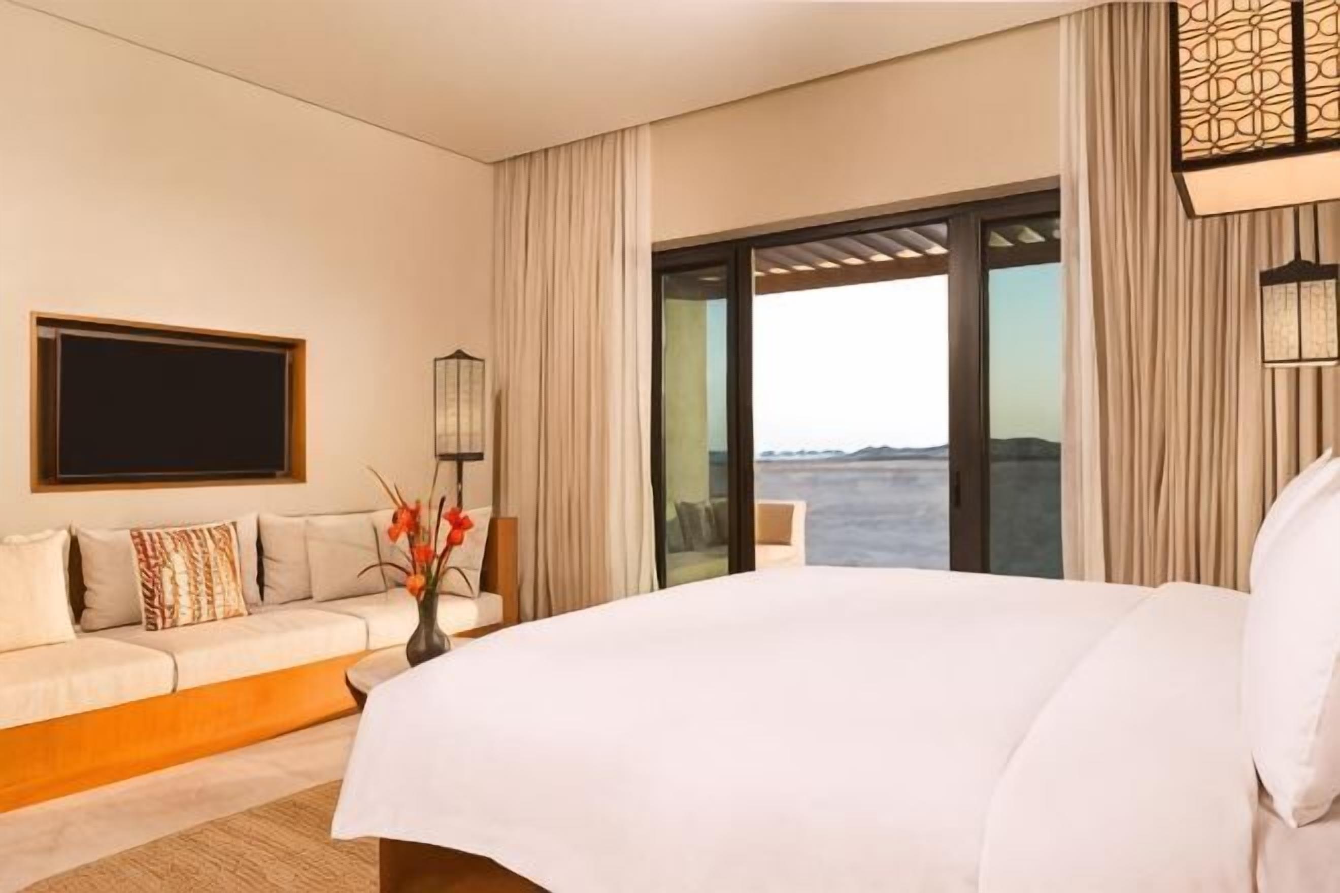 Minibar, värdeförvaringsskåp på rummet, unika möbler och skrivbord