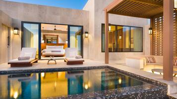 Piscine extérieure, chaises longues