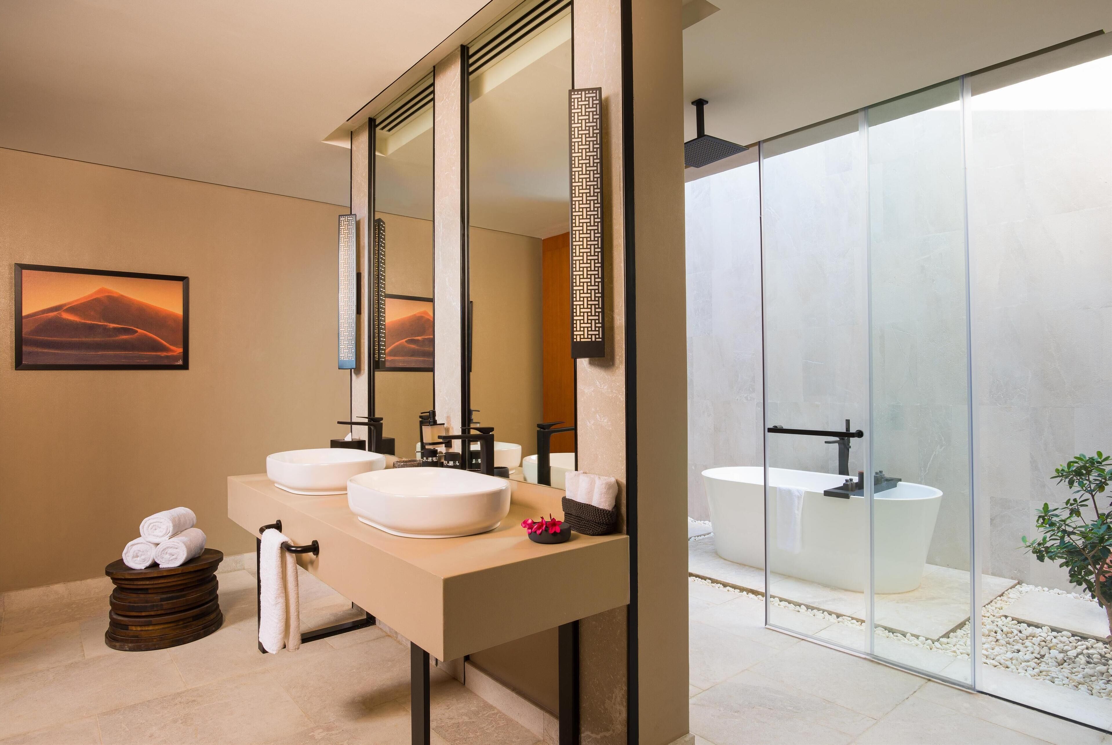 Badewanne und Dusche (separat), Regendusche, kostenlose Toilettenartikel