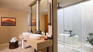 Badewanne und Dusche (separat), Regendusche, kostenlose Toilettenartikel