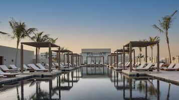 Alberca al aire libre y camastros