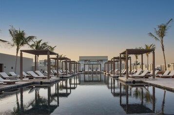 Piscine extérieure, chaises longues