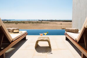 Minibar, Zimmersafe, individuell eingerichtet, Schreibtisch