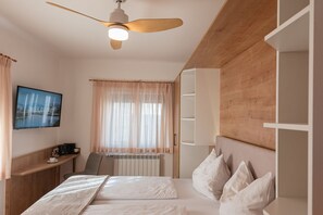 Comfort Double Room 1st floor | Hypo-allergenic bedding, desk, iron/ironing board, free WiFi - Hotel Modus (Salzburg)