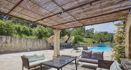 Mas 18ème de 400 m2 Rénové par Architecte sur 6 Ha, Village Célèbre du Luberon