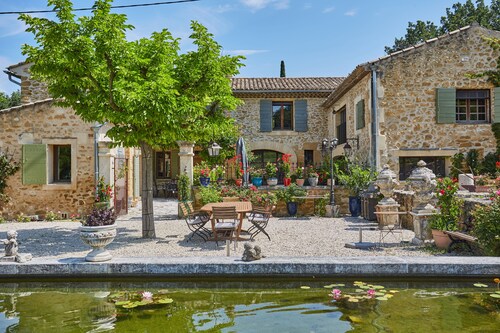 Mas 18ème de 400 m2 Rénové par Architecte sur 6 Ha, Village Célèbre du Luberon