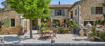 Mas 18ème de 400 m2 Rénové par Architecte sur 6 Ha, Village Célèbre du Luberon