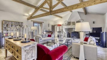 Smart TV, fireplace, DVD player, table tennis