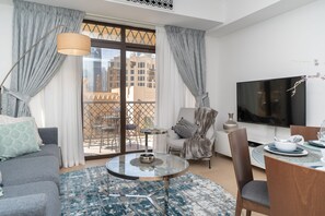 컴포트 아파트, 침실 2개 | 거실 | 평면 TV