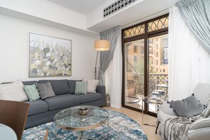 컴포트 아파트, 침실 2개 | 거실 | 평면 TV