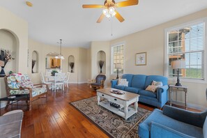 Smart TV, fireplace - Thrilling Lake Views and Fresh Ozarks Air! Come Find Peace in the Mountains! (Village of Indian Point)