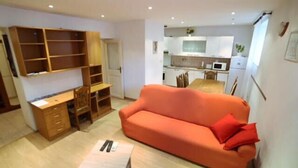 Lägenhet (Two Bedroom Apartment) | Vardagsrum