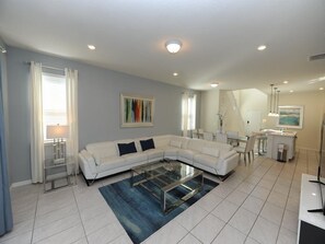 Talo (Solterra 52) | Olohuone | Televisio, DVD-soitin, pöytäjalkapallopöytä