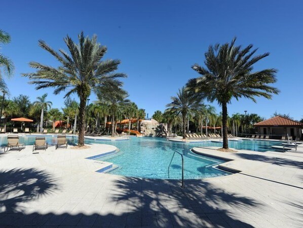 Una piscina al aire libre