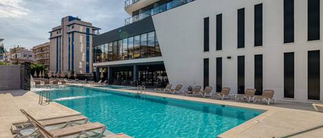 Seasonal outdoor pool, sun loungers