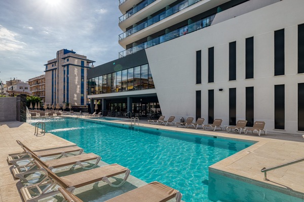 Kolam renang terbuka bermusim, kerusi lepak pantai