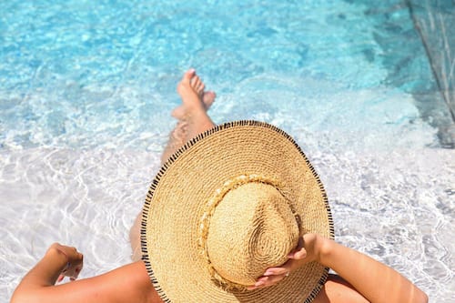 Piscine extérieure (ouverte en saison), chaises longues
