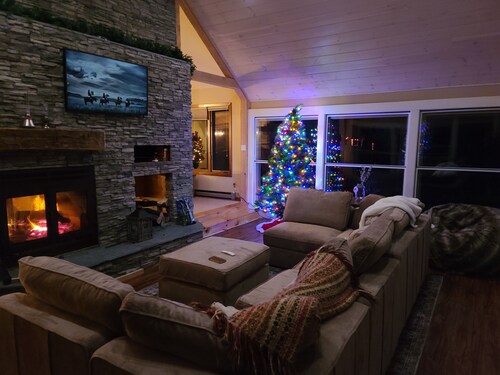 Newly Renovated Killington House, Private, hot Tub, two Sided Fireplace