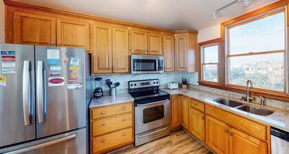 Oceanfront house with private pool, hot tub, & washer/dryer