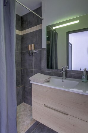 Douche, sèche-cheveux, serviettes fournies, savon