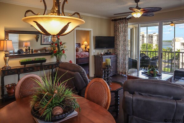 TV - EXCLUSIVE A+ Rated PENTHOUSE 3B/2B Hibiscus Pointe Corner Condo Overlooking Estero Bay, Walk to Beach (Fort Myers Beach)
